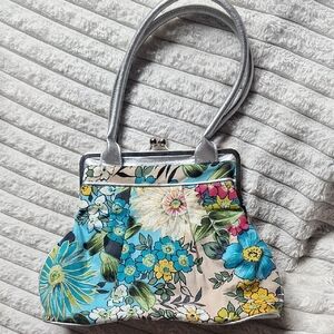 Bueno Silver Shoulder Bag with Structured Design